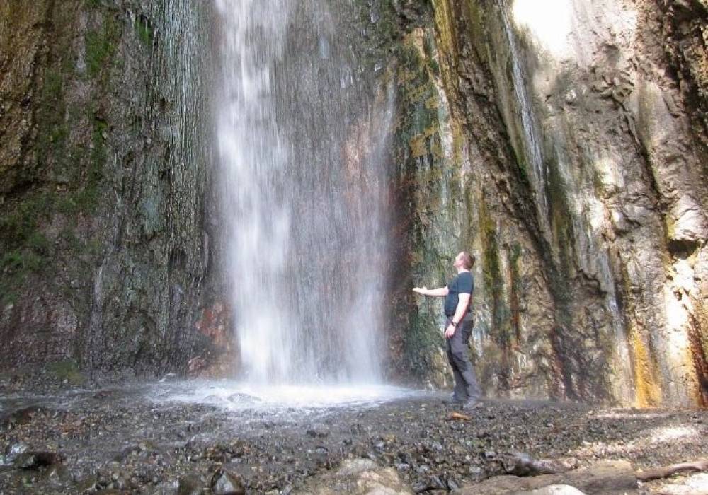 Escursione alla cascata Meru e al lago Duluti.