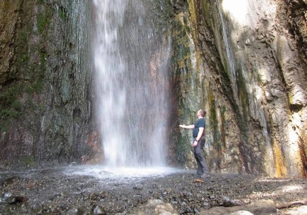 Escursione alla cascata Meru e al lago Duluti.